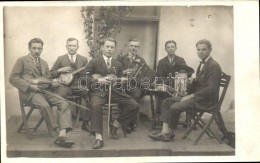 * T2 Vidéki Cigányzenekar Csoportképe Egy Teraszon / Gypsy Band On The Terrace, Group Photo - Non Classés