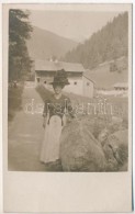 ** T1 Unidentified Village In The Mountains, Lady With Fancy Hat, Photo - Zonder Classificatie