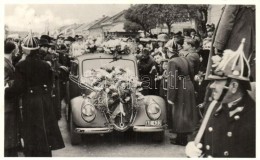 T2 1938 Léva, Levice; Bevonulás, Automobil Virágkoszorúkkal / Entry Of The Hungarian... - Non Classés