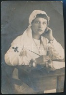 Cca 1914-1918 Vöröskeresztes NÅ‘vér, Körbevágott Fotólap, 11x7,5 Cm - Autres & Non Classés