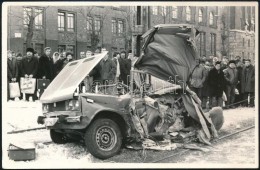 Cca 1980 Budapest, A 23-as Villamos Balesete Során összeroncsolódott Autó, Fotó,... - Autres & Non Classés
