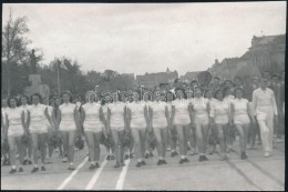 1954 Budapest, Fiatalok Felvonulása, Háttérben A Sztálin Szobor, 8,5x12,5 Cm - Autres & Non Classés