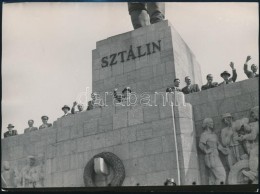 1955 Május Elsejei Felvonulás: Rákosi, GerÅ‘, Dobi és HegedÅ±s A Sztálin-szobor... - Autres & Non Classés