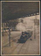 Cca 1920 Régi GÅ‘zmozdony A Vasútállomáson, Jelzés Nélküli Vintage... - Autres & Non Classés