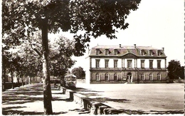 St-Germain-Lembron :La Place Du Desert Avec Bus - Saint Germain Lembron