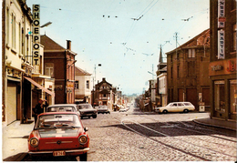 COURCELLES (6180) : Rue Général De Gaulle (vers Roux). Nombreux Commerces, Véhicules D'époque. CPSM. - Courcelles