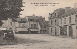 56 PLOEMEUR -La Place      PAS COURANT   .... Avec Voiture Ancienne En Face De Quincaillerie Arzur - Ploemeur