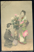 Cpa  Du Japon  Deux Japonaises Avec Des Fleurs    NCL26 - Sonstige