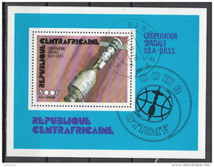 C138 Republique Centroafricaine 1976 Apollo And Soyuz After Link-up Cooperazione USA URSS Sheet - Afrique