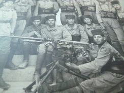 Carte Photo Militaires Militaria  Bizerte Au Dos Mitrailleuse Zouaves Spahis 8 Au Col - Material