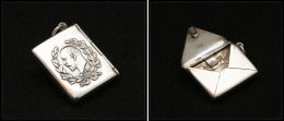 Etui Anglais En Argent En Forme De Petite Enveloppe à Décor Edouard VII, 1 Comp., 28x22x4mm. - TB - Stamp Boxes