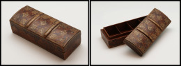 Boîte En Cuir En Forme De Tranche De Livre Ancien, Couvercle Amovible, 4 Comp., 135x55x40mm. - TB - Stamp Boxes