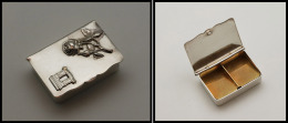 Boîte Métal Argenté, Décor En Relief "Arc De Triomphe Et Roses", 2 Comp., 48x34x12mm. - TB - Stamp Boxes