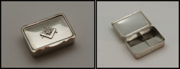 Boîte En Métal Argenté, Sigle Maçonnique En Relief Sur Couvercle, 2 Comp., 47x32x10mm. - TB - Kisten Für Briefmarken