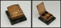 Boîte En Bronze Sur Socle Marbre Vert, Décor En Relief Marqué "Contemplation", 2 Comp., 180x72x38mm. - Boites A Timbres