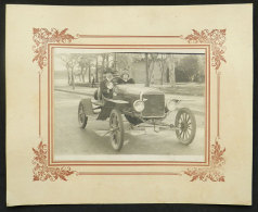 Couple Riding A Vintage Car, Old Photograph, Size Approx. 16.5 X 12.5 Cm, Glued To Card (overall Size 27 X 22 Cm),... - Other & Unclassified