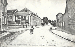 Villers-Bretonneux - Rue D'Amiens - Fabrique Textile T. Delacour (Bonneterie) - Edition L. Caron - Carte Non Circulée - Villers Bretonneux