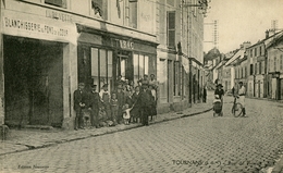 77. SEINE ET MARNE - TOURNAN EN BRIE. Rue De Provins. Tabac Magny. BPlan Rare. - Tournan En Brie