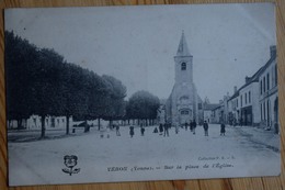 89 : Véron - Sur La Place De L'Eglise - Animée : Petite Animation - (n°7368) - Veron