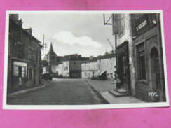 LUSSAC LES CHATEAUX    1930   ARDT MONTMORILLON   /   PLACE SAINT SORNIN   CIRC NON EDIT - Lussac Les Chateaux