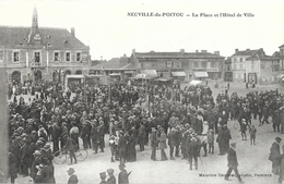 Neuville-du-Poitou (en-Poitou), La Place Et L'Hôtel De Ville, Belle Animation, Photo Maurice Couvrat, Carte Non Circulée - Neuville En Poitou