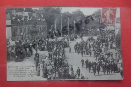 Cp Parmain Isle Adam  ( 2 Juillet 1911) Fete Commemorative De La Defense Du Passage De L'oise Le Cortege Devant La Mairi - Parmain