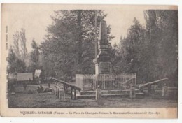 Dep 86 - Vouillè La Bataille La Place Du Champ De Foire Et Le Monument Commémoratif  : Achat Immédiat - Vouille