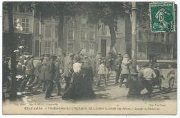 N°1 CPA TRES ANIMEE CHARLEVILLE MEZIERES 1911, MANIFESTATION DU GROUPE DU BATIMENT CONTRE LA VIE CHERE, ARDENNES 08 - Betogingen