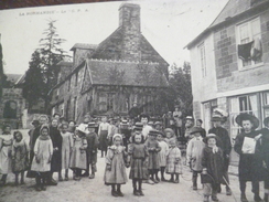 CPA 50 Manche BARENTON - FAUBOURG DE MONTEGLISE / ENTREE DU CIMETIERE - Barenton