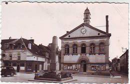 51. AY . PLACE DE L'HOTEL DE VILLE ET MONUMENT AUX MORTS . CAFE . CHARCUTERIE . VOITURE ANCIENNE - Ay En Champagne