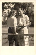 ** T2 Tennis Playing Couple, Amag 67811. - Ohne Zuordnung