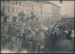 Cca 1914-1916 Hadba Vonuló Katonák, A Hátoldalán Feliratozva, Fotó, 11x16 Cm. - Sonstige & Ohne Zuordnung