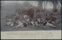 Cca 1900 Katonák Csoportképe A MezÅ‘n Fotólap, Sarkánál Hajtásnyom - Sonstige & Ohne Zuordnung
