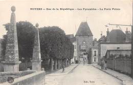 Noyers Sur Serein   89     Rue De La République . Les Pyramides   (voir Scan) - Noyers Sur Serein