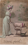 Jeune Femme Poussant Un Cochon Sur Chaise -Traineau "BONNE ANNEE " - Varkens