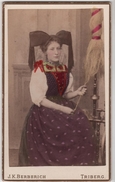 CDV Photo Originale XIX ème Femme Colorisée Fileuse Métier Costume Traditionnel Par Berberich Triberg Germany  Cdv1083 - Old (before 1900)