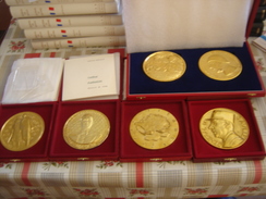 Charles De Gaulle Editions Plon 6 Médailles  40 Volumes état Neuf - Wholesale, Bulk Lots