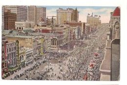 NEW ORLEANS - MARDI GRAS CROWDS ON CANAL STREET - BY NEW ORLEANS NEWS CO. 1950s - Altri & Non Classificati