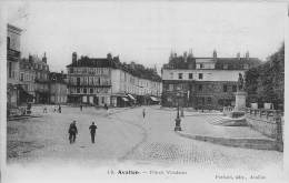 Avallon      89      Place Vauban    (voir Scan) - Avallon