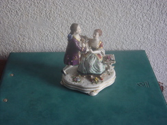 PORCELAINE CAPODIMONTE - GROUPE " LA JEUNE FILLE COURTISEE " - Capodimonte (ITA)