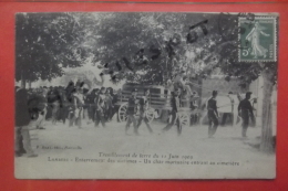 Cp Lambesc Tremblement De Terre Du 11 Juin 1909 Enterrement Des Victimes Un Char Mortuaire Entrant Au Cimetiere - Lambesc