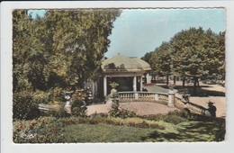 VITTEL - VOSGES - ESCALIER DU GRAND HOTEL ET LES GALERIES DU PARC - Vittel