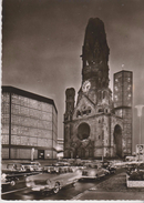 CPSM 10X15 . ALLEMAGNE . BERLIN . Kaiser-Wilhelm-Gedächtniskirche  (. Vue Nocturne . Autos Années 50/60) - Autres & Non Classés