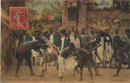 Village Sénégalais - Porte Maillot - Les LUTTEURS - LUTTE  - Carte Toilée - Ed. Roch Et Lyon, Neuilly Sur Seine - Lutte