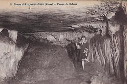 CARTE POSTALE ORIGINALE  ANCIENNE : ARCY SUR CURE GROTTES PASSAGE DE DAME DE PETITE VERTUE PIN UP SEXY ; YONNE (89) - Pin-Ups