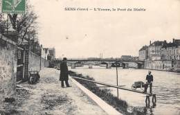 Sens    89       L'Yonne  Au Pont Du Diable  . Ouvrier. Brouette         (voir Scan) - Sens