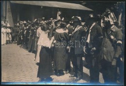 Cca 1914 A Háború: UrinÅ‘k Felvirágozzák A NépfölkelÅ‘ket. Fotó,... - Altri & Non Classificati