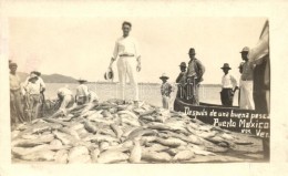 ** T2 Puerto Mexico, Despues De Una Buena Pesca / Fishermen After A Good Catch, Photo - Unclassified