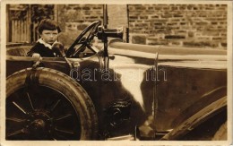 ** T2/T3 Boy, Photo With Old Automobile (fl) - Non Classés