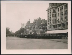 Cca 1920 Debrecen Utcakép Felvonulással, üzletekkel  11x9 Cm - Sonstige & Ohne Zuordnung